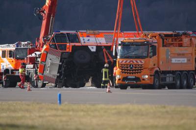 BERGUNGSBILDER! Flughafen Stuttgart: Feuerwehrfahrzeug auf dem Flughafen verunfallt